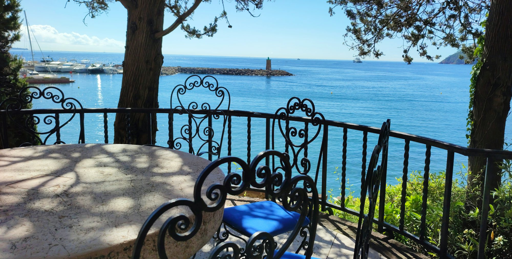 Terrasse face à la Méditerranée