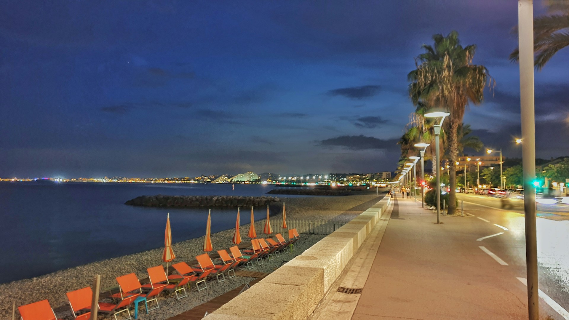 Le bord de mer de Cagnes-sur-Mer à la tombée de la nuit