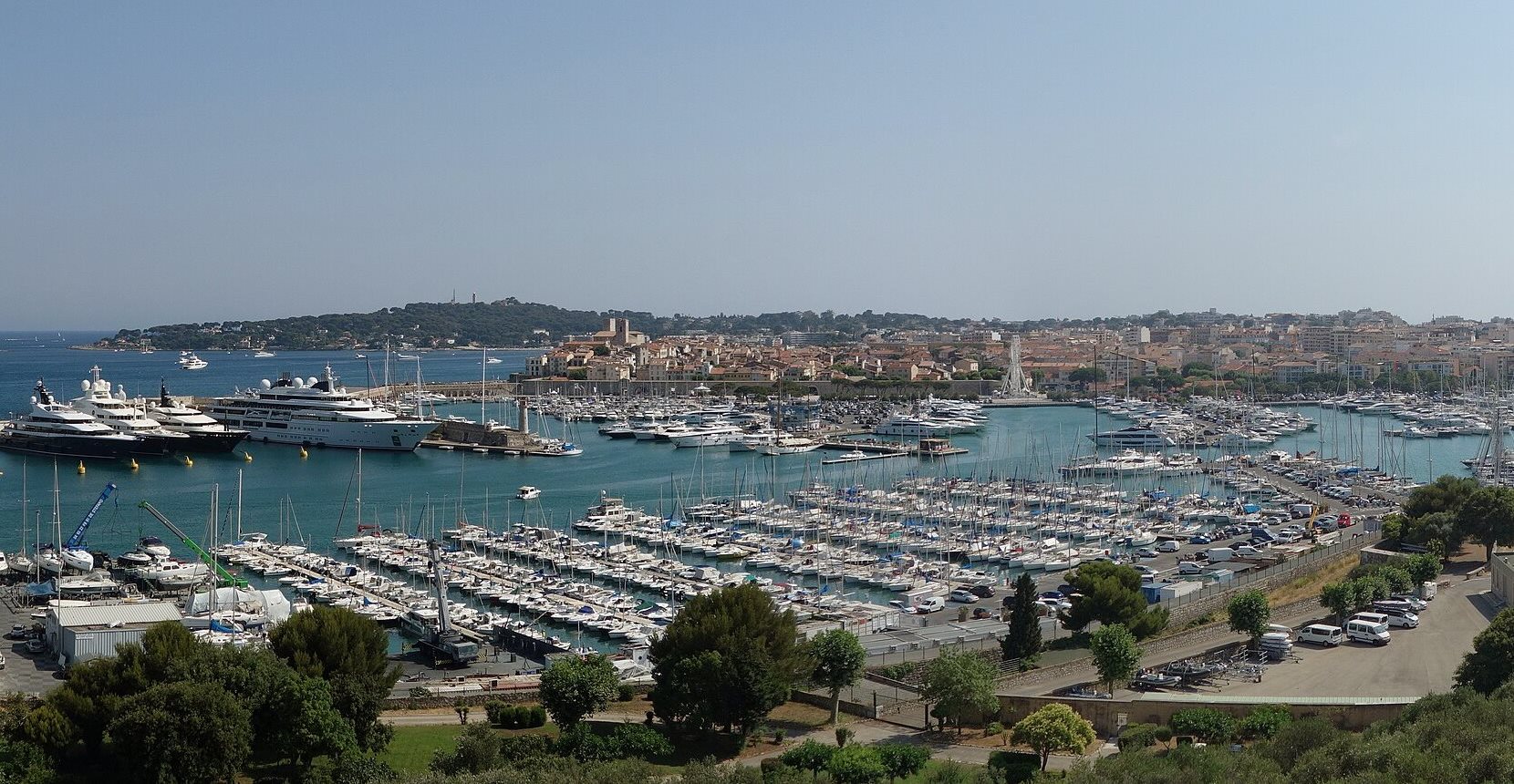 Le port Vauban et le Vieil Antibes, avec le Cap d’Antibes en arrière-plan