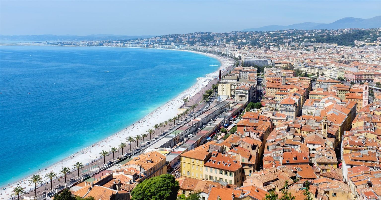 La Baie des Anges, la Promenade des Anglais et les toits du Vieux-Nice vus de la colline du Château