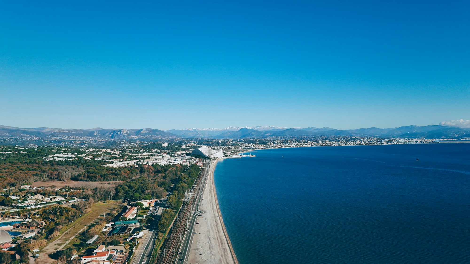 Vue aérienne du littoral de Villeneuve-Loubet et de la Marina Baie des Anges