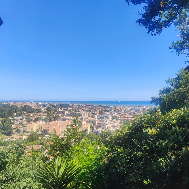 Panorama sur Cagnes-sur-Mer et la mer depuis les hauteurs des Collettes