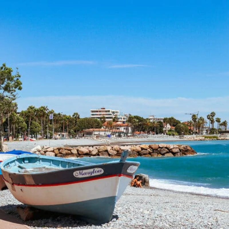 Barque de pêcheur sur la plage du Cros-de-Cagnes