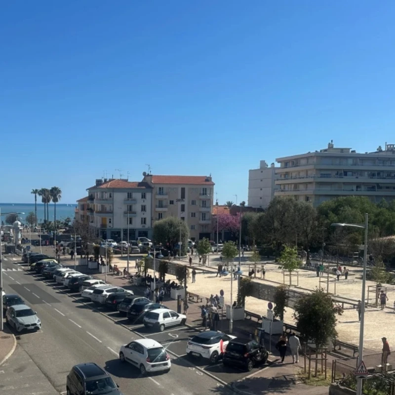 Terrain de boules et palmiers face à la mer au Cros-de-Cagnes