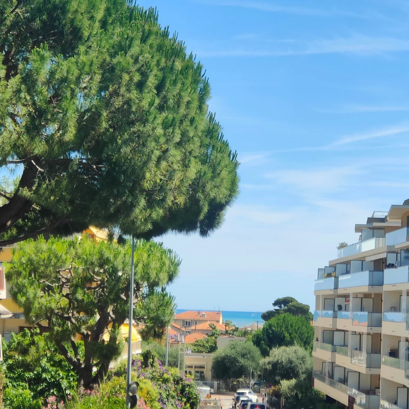 Rue des Vespins descendant vers la mer, à Cagnes-sur-Mer